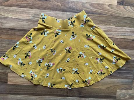 Nová žlutá široká sukně s kvítky, vel xs, clockhou, clockhouse,xs