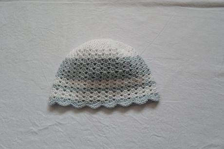 C44	dívčí háčkovaná čepička vějířky, 74