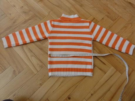 Pruhovaný svetřík s kytičkami, 104