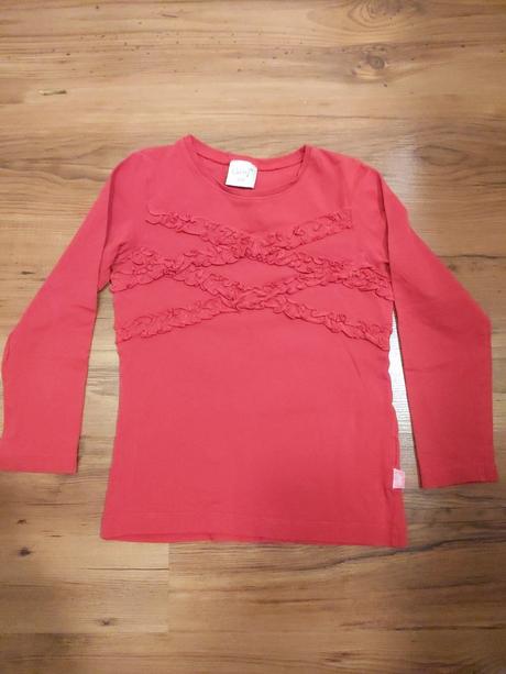 Červené triko s dlouhým rukávem a zdobením., 110