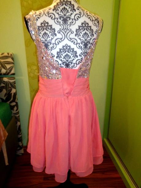 Nádherné lososové společenské šaty, 40
