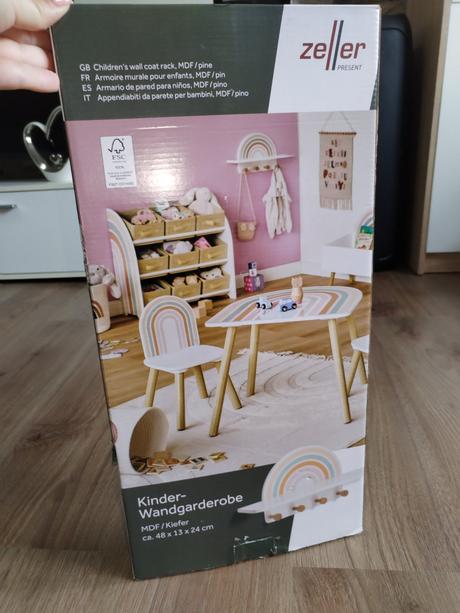 Dřevěný dívčí nástěnný věšák nový,