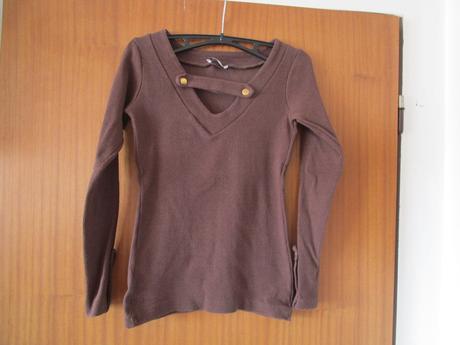 Pěkné tm. hnědé bavl. tričko, proužkový vzor, v.s, s