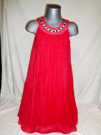 Červené plisované šaty, 128