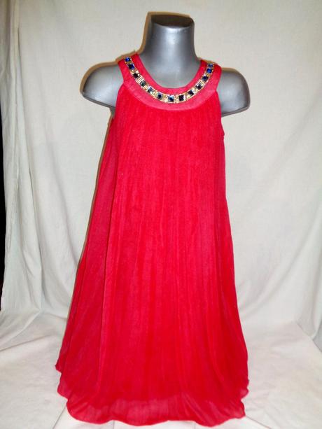 Červené plisované šaty, 128