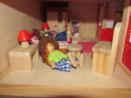 Dřevěný domeček pro panenky se zařízením playtive, 