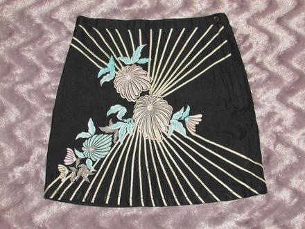 Sukně s vyšíváním, 104