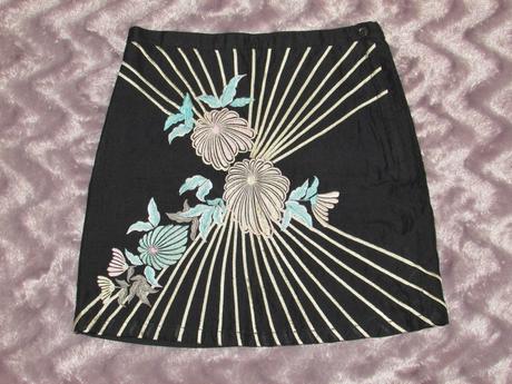 Sukně s vyšíváním, 104