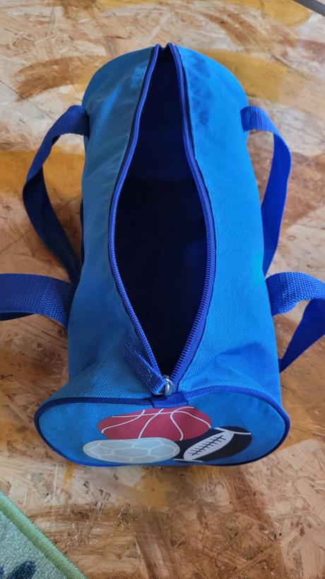 Tepláky, kšiltovka, sportovní taška a slipy, 104–116