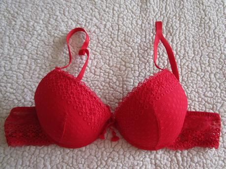 Tm. červená krajková podprsenka, s kosticemi,v.75a, 75a