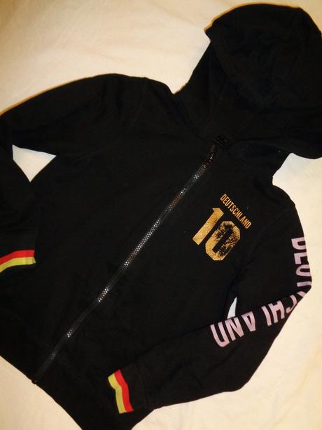 Pěkná černá mikina s aplikacemi 134/140, 134