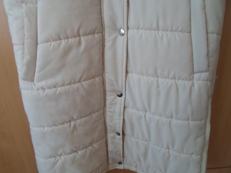 Béžová dlouhá zateplená vesta, s