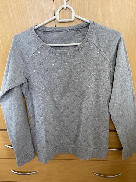 Slabší mikina s flitříky, s