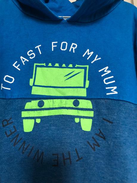 Modrá mikina s autem, 140