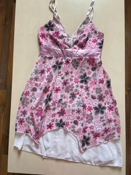 Letní šatičky s květy, vel není uvedena cca s i mé, s