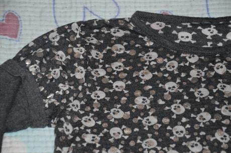 Černé/ tmavě šedé triko s lebkama, stříbrné efekty, 104