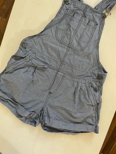 Kraťásky s laclem, vel 9 - dcera nosila při s - mě, s