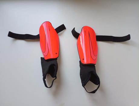 Fotbalové chrániče zn. nike vel. 130 - 140, 