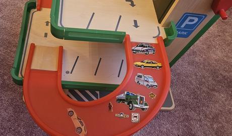 Woody dřevěná patrová garáž s výtahem, 