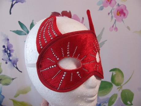 Krásná červená plesová škraboška s pajetkami, 