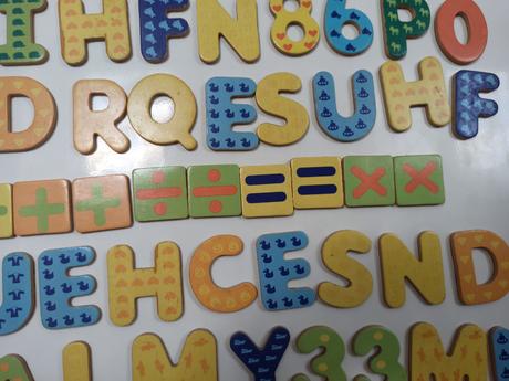 Magnetická písmena, čísla a znaménka - 2 sady,