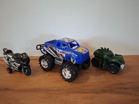 2x autíčko na cvrka+motorka,
