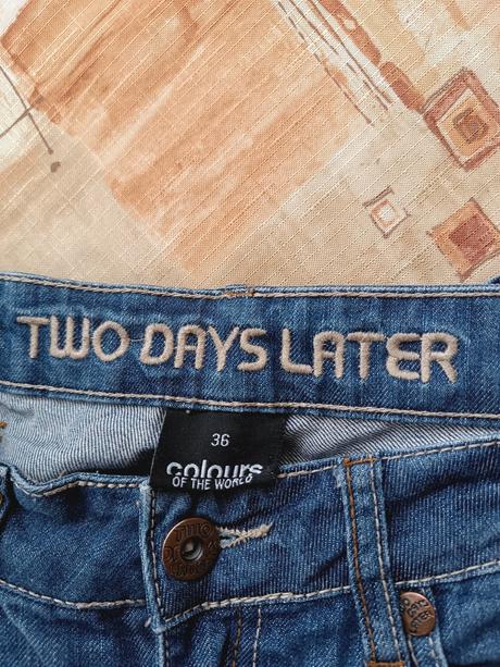 Dámské džíny two days later, s