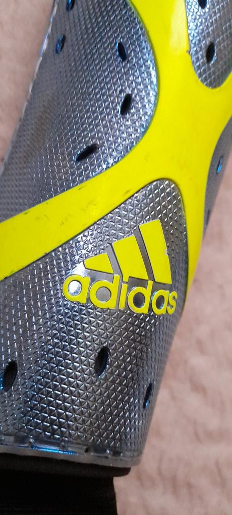 Fotbalové chrániče holení a kotníků,