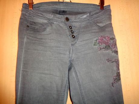 Šedé elastické skinny s vyšitými květy, 40
