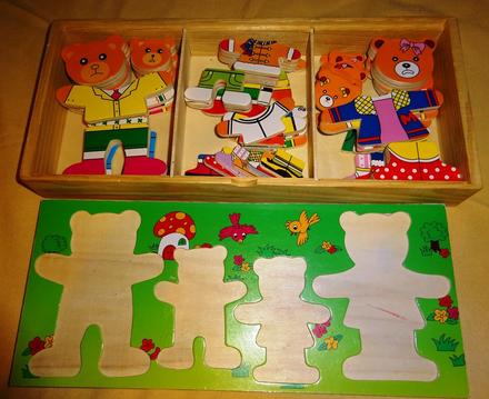 Dřevěná oblekací skládačka medvědí rodinka,