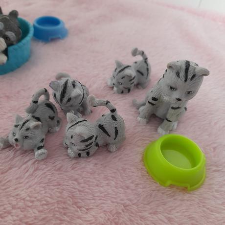 Tři sady zvířátek tvrdý plast kočky a psi,