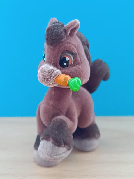 Sametový koník s mrkvičkou,
