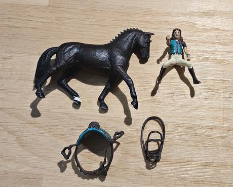 Figurka kůň černý a jezdkyně schleich,