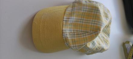 Žlutá kšiltovka, 52