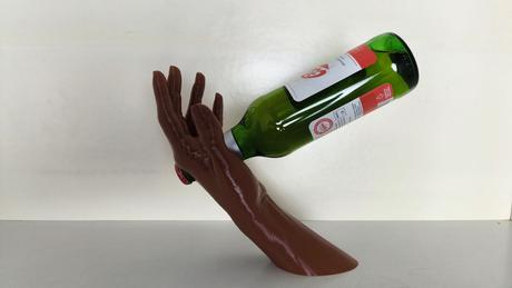 Držák na láhve ve tvaru ruky,