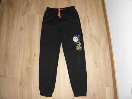 Chlapecké černé tepláky zn. wolf vel.140, wolf,140