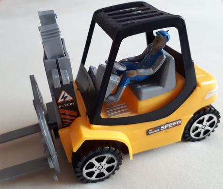 Nákladní auto/sklápěčka a vysokozdvižný vozík,