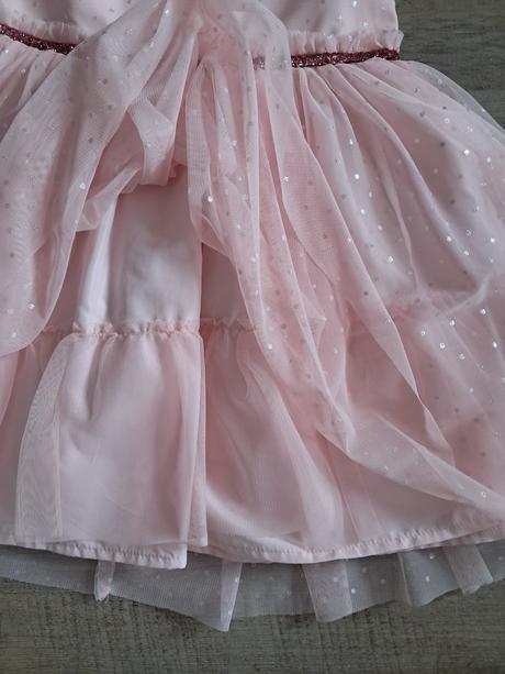 Tylové slavnostní šaty, 134