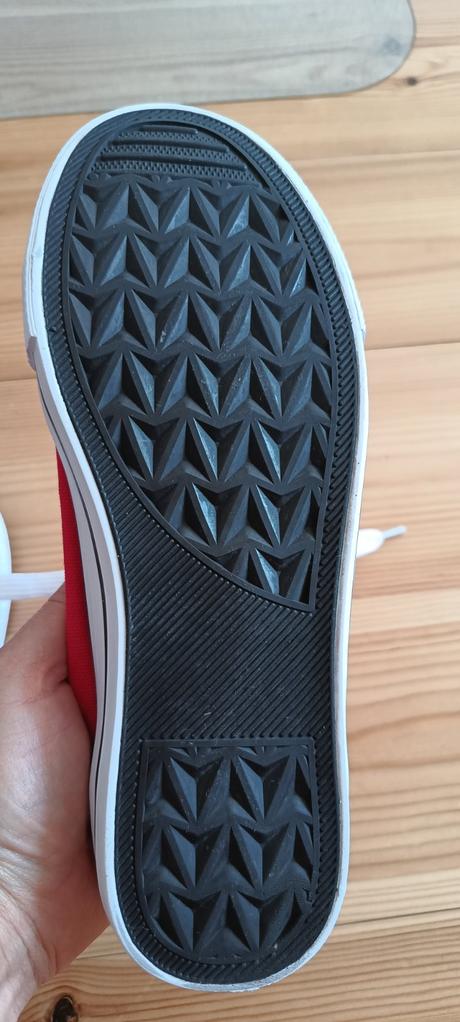 Červené tenisky, 39