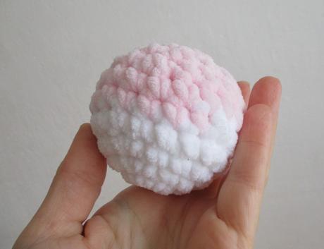 Háčkovaná antistresová kulička handmade, 