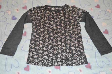 Černé/ tmavě šedé triko s lebkama, stříbrné efekty, 104