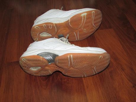 Bílé sálové tenisky, 29