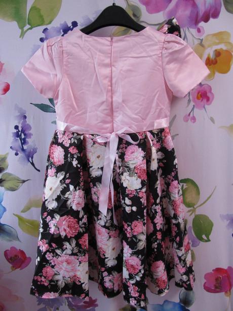 Krásné saténové květované šaty, 140