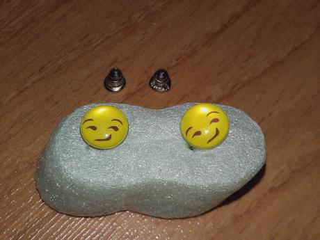 Náušnice emotikon samolibý úsměv, spokojenost,