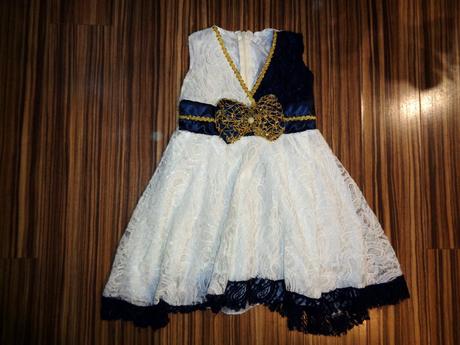 Pěkné modrobílé krajkové šaty se zlatem, 98