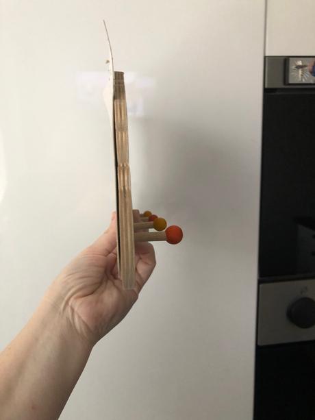 Dřevěný věšák,