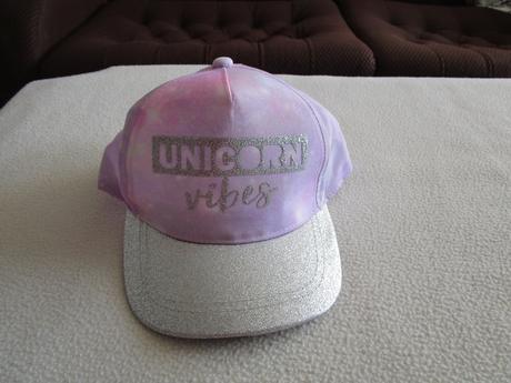 Pěkná třpitivá kšiltovka s nápisem, na 7-10 let, primark,128