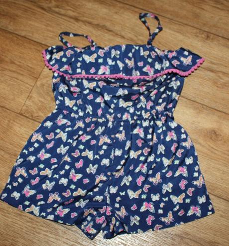 Overal na ramínka s motýly, 110