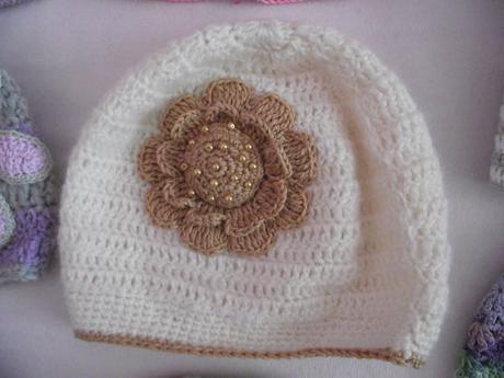 Háčkovaná čepička s kytkou, 104