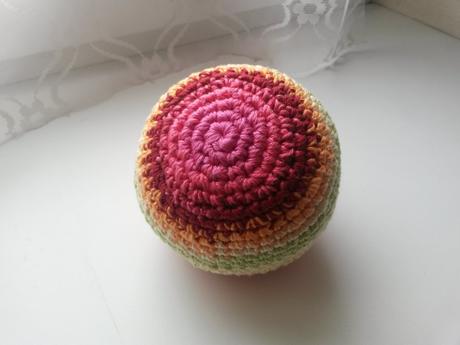 Háčkovaný míček 10 cm,